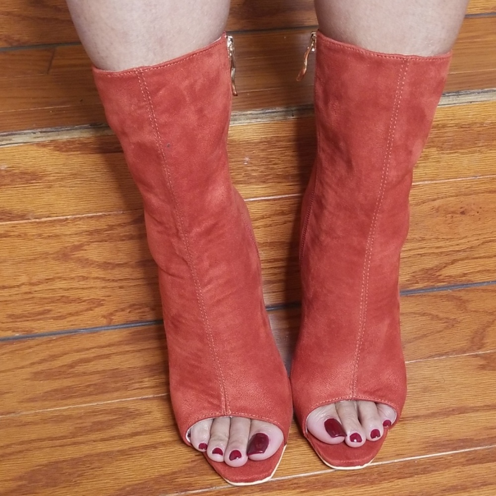 🔥🔥 Open Toe Rust Lucite Booties - Picture 6 of 8